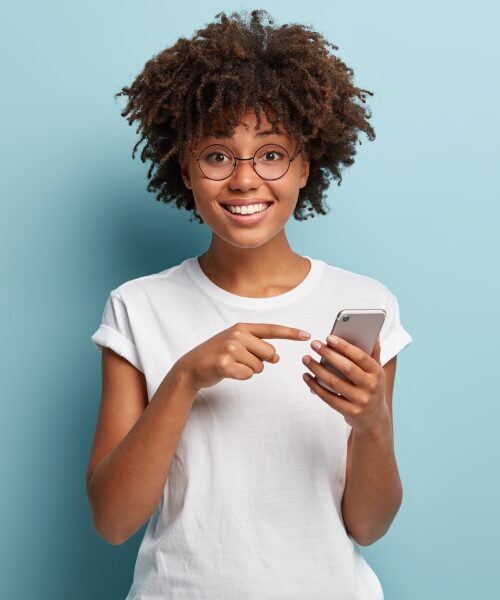 Cliente satisfeita usando o aplicativo do provedor de internet no celular